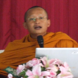 พระอธิการโชคชัย   